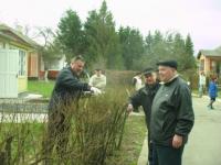 Земляцька толока у Пирогово ( п. заст.Міністра сільськогосподарства не втрачені(В.Пабат).Допомагають П.Назимко та М.Ігнатенко.jpg)